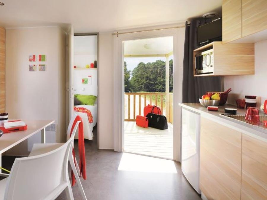 Camping Pas Cher vous présente avec son site Officiel campingpascher.fr, le Camping Paradis - Domaine De Bel Air classé 5 étoiles, situé sur la commune de Landudec dans le département Finistère (Bretagne) en France. Le camping Paradis - Domaine De Bel Air, vous présente un hébergement de type mobil-home de 28 m² pour 4 personnes. Le camping Paradis - Domaine De Bel Air vous propose du dimanche 20 septembre au dimanche 27 septembre 2026 pour 7 nuits à 203€. Cette location propose 52 dates différentes pour réserver votre séjour. Découvrez également les 18 autres gammes d'hébergements du camping. Les Avis clients pour le Camping Paradis - Domaine De Bel Air sont excellents avec une note moyenne de 8 sur 10. Lac, Parc aquatique, Piscine couverte, Piscine extérieure, Animation ados, Animations familiales, Club enfants, Aire de jeux enfants, Aire de jeux intérieure, Canoë-kayak, Centre équestre, Court de tennis, Golf, Paddle, Planche à voile, Plongée, Pétanque, Randonnée, Salle de jeux vidéo, Surf, Terrain multisports, Dépôt de pain, Plats à emporter, Restaurant, Supermarché, Épicerie,... En savoir plus : cliquez-ICI.