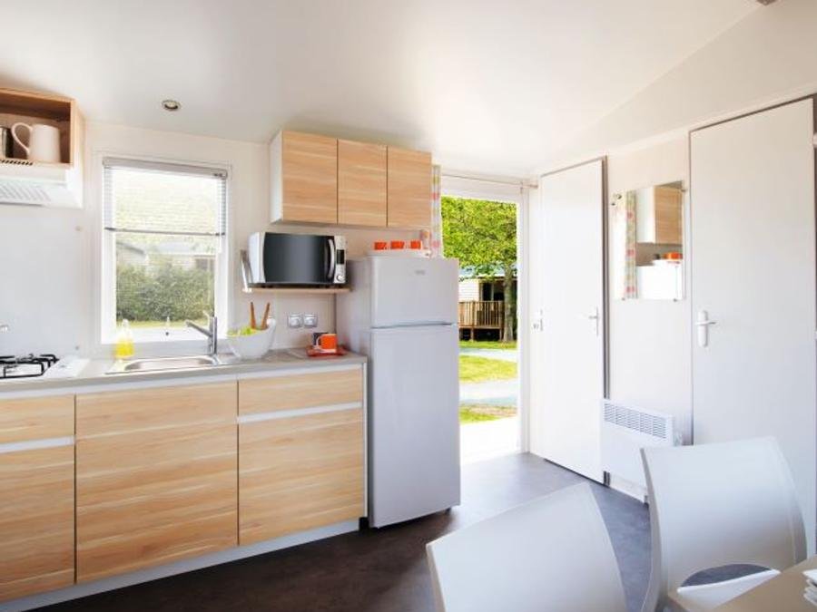 Camping Pas Cher vous présente avec son site Officiel campingpascher.fr, le Camping Paradis - Domaine De Bel Air classé 5 étoiles, situé sur la commune de Landudec dans le département Finistère (Bretagne) en France. Le camping Paradis - Domaine De Bel Air vous propose un hébergement de type mobil-home de 29 m² pour 6 personnes. L'établissement vous propose 32 autres types d'hébergements. Découvrez tous nos séjours à petits prix dans la commune et aux alentours de Landudec du département : Finistère (Bretagne). Les Avis clients pour le Camping Paradis - Domaine De Bel Air sont excellents avec une note moyenne de 8 sur 10. Lac, Parc aquatique, Piscine couverte, Piscine extérieure, Animation ados, Animations familiales, Club enfants, Aire de jeux enfants, Aire de jeux intérieure, Canoë-kayak, Centre équestre, Court de tennis, Golf, Paddle, Planche à voile, Plongée, Pétanque, Randonnée, Salle de jeux vidéo, Surf, Terrain multisports, Dépôt de pain, Plats à emporter, Restaurant, Supermarché, Épicerie,... En savoir plus : cliquez-ICI.