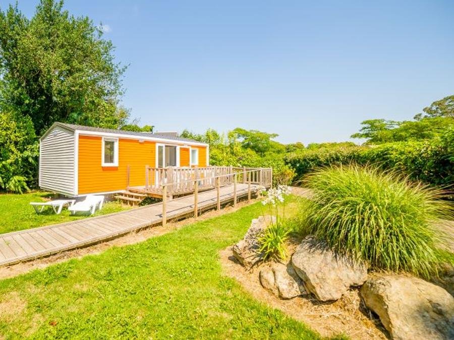 Camping Pas Cher vous présente avec son site Officiel campingpascher.fr, le Camping Paradis - Domaine De Bel Air classé 5 étoiles, situé sur la commune de Landudec dans le département Finistère (Bretagne) en France. Le camping Paradis - Domaine De Bel Air, vous présente un hébergement de type mobil-home de 40 m² pour 4 personnes. Le camping Paradis - Domaine De Bel Air vous propose du dimanche 20 septembre au dimanche 27 septembre 2026 pour 7 nuits à 203€. Cette location propose 17 dates différentes pour réserver votre séjour. Découvrez également les 18 autres gammes d'hébergements du camping. Les Avis clients pour le Camping Paradis - Domaine De Bel Air sont excellents avec une note moyenne de 8 sur 10. Lac, Parc aquatique, Piscine couverte, Piscine extérieure, Animation ados, Animations familiales, Club enfants, Aire de jeux enfants, Aire de jeux intérieure, Canoë-kayak, Centre équestre, Court de tennis, Golf, Paddle, Planche à voile, Plongée, Pétanque, Randonnée, Salle de jeux vidéo, Surf, Terrain multisports, Dépôt de pain, Plats à emporter, Restaurant, Supermarché, Épicerie,... En savoir plus : cliquez-ICI.