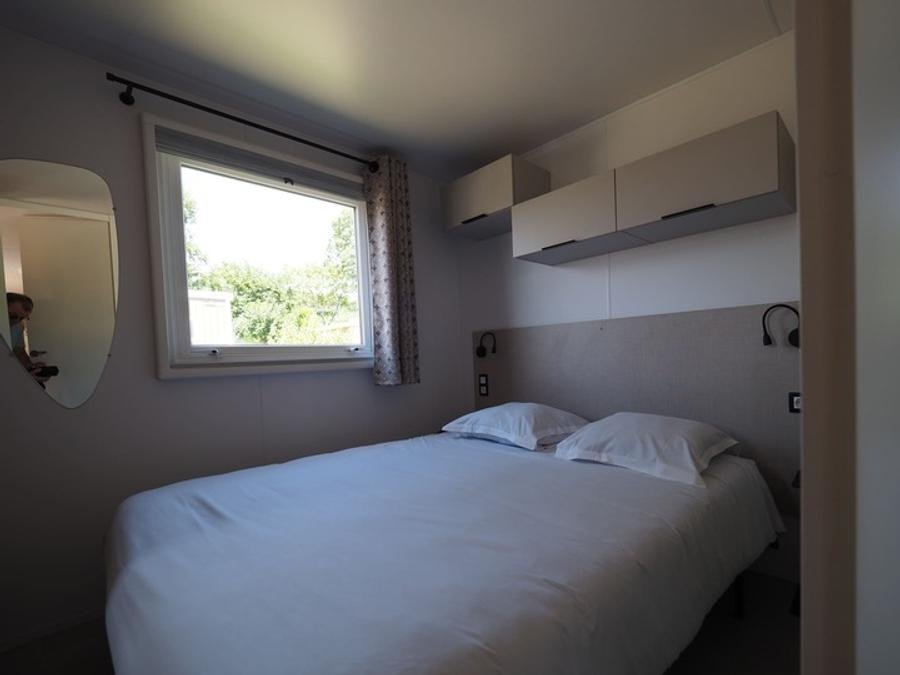 Camping Pas Cher vous présente avec son site Officiel campingpascher.fr, le Camping Paradis - Domaine De Bel Air classé 5 étoiles, situé sur la commune de Landudec dans le département Finistère (Bretagne) en France. Le camping Paradis - Domaine De Bel Air vous propose un hébergement de type mobil-home de 34 m² pour 6 personnes (télévision). L'établissement vous propose 32 autres types d'hébergements. Découvrez tous nos séjours à petits prix dans la commune et aux alentours de Landudec du département : Finistère (Bretagne). Les Avis clients pour le Camping Paradis - Domaine De Bel Air sont excellents avec une note moyenne de 8 sur 10. Lac, Parc aquatique, Piscine couverte, Piscine extérieure, Animation ados, Animations familiales, Club enfants, Aire de jeux enfants, Aire de jeux intérieure, Canoë-kayak, Centre équestre, Court de tennis, Golf, Paddle, Planche à voile, Plongée, Pétanque, Randonnée, Salle de jeux vidéo, Surf, Terrain multisports, Dépôt de pain, Plats à emporter, Restaurant, Supermarché, Épicerie,... En savoir plus : cliquez-ICI.