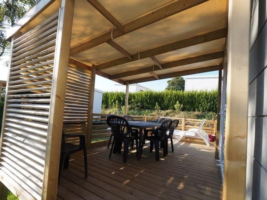 Camping Pas Cher vous présente avec son site Officiel campingpascher.fr, le Camping Paradis - Domaine De Bel Air classé 5 étoiles, situé sur la commune de Landudec dans le département Finistère (Bretagne) en France. Le camping Paradis - Domaine De Bel Air vous propose un hébergement de type mobil-home de 34 m² pour 6 personnes (télévision). L'établissement vous propose 32 autres types d'hébergements. Découvrez tous nos séjours à petits prix dans la commune et aux alentours de Landudec du département : Finistère (Bretagne). Les Avis clients pour le Camping Paradis - Domaine De Bel Air sont excellents avec une note moyenne de 8 sur 10. Lac, Parc aquatique, Piscine couverte, Piscine extérieure, Animation ados, Animations familiales, Club enfants, Aire de jeux enfants, Aire de jeux intérieure, Canoë-kayak, Centre équestre, Court de tennis, Golf, Paddle, Planche à voile, Plongée, Pétanque, Randonnée, Salle de jeux vidéo, Surf, Terrain multisports, Dépôt de pain, Plats à emporter, Snack/Bar, Supermarché, Épicerie,... En savoir plus : cliquez-ICI.
