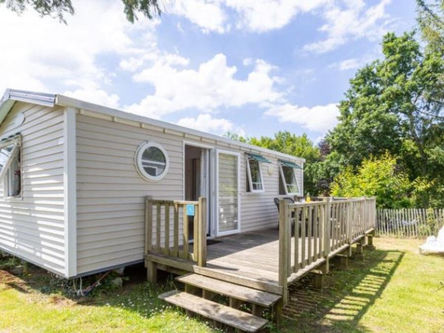 Camping Pas Cher vous présente avec son site Officiel campingpascher.fr, le Camping Paradis - Domaine De Bel Air classé 5 étoiles, situé sur la commune de Landudec dans le département Finistère (Bretagne) en France. Le camping Paradis - Domaine De Bel Air vous propose un hébergement de type mobil-home de 29 m² pour 6 personnes. L'établissement vous propose 32 autres types d'hébergements. Découvrez tous nos séjours à petits prix dans la commune et aux alentours de Landudec du département : Finistère (Bretagne). Les Avis clients pour le Camping Paradis - Domaine De Bel Air sont excellents avec une note moyenne de 8 sur 10. Lac, Parc aquatique, Piscine couverte, Piscine extérieure, Animation ados, Animations familiales, Club enfants, Aire de jeux enfants, Aire de jeux intérieure, Canoë-kayak, Centre équestre, Court de tennis, Golf, Paddle, Planche à voile, Plongée, Pétanque, Randonnée, Salle de jeux vidéo, Surf, Terrain multisports, Dépôt de pain, Plats à emporter, Snack/Bar, Supermarché, Épicerie,... En savoir plus : cliquez-ICI.