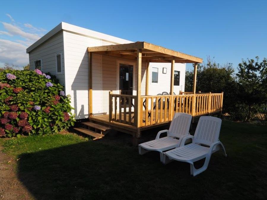 Camping Pas Cher vous présente avec son site Officiel campingpascher.fr, le Camping Paradis - Domaine De Bel Air classé 5 étoiles, situé sur la commune de Landudec dans le département Finistère (Bretagne) en France. Le camping Paradis - Domaine De Bel Air, vous présente un hébergement de type mobil-home de 27 m² pour 4 personnes et télévision. Le camping Paradis - Domaine De Bel Air vous propose du sam. 04 juillet au sam. 11 juillet 2026 pour 7 nuits à 689€. Cette location propose 8 dates différentes pour réserver votre séjour. Découvrez également les 32 autres gammes d'hébergements du camping. Les Avis clients pour le Camping Paradis - Domaine De Bel Air sont excellents avec une note moyenne de 8 sur 10. Lac, Parc aquatique, Piscine couverte, Piscine extérieure, Animation ados, Animations familiales, Club enfants, Aire de jeux enfants, Aire de jeux intérieure, Canoë-kayak, Centre équestre, Court de tennis, Golf, Paddle, Planche à voile, Plongée, Pétanque, Randonnée, Salle de jeux vidéo, Surf, Terrain multisports, Dépôt de pain, Plats à emporter, Snack/Bar, Supermarché, Épicerie,... En savoir plus : cliquez-ICI.