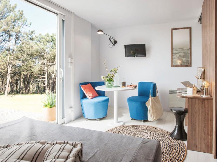 Camping Pas Cher vous présente avec son site Officiel campingpascher.fr, le Camping Paradis - Domaine De Bel Air classé 5 étoiles, situé sur la commune de Landudec dans le département Finistère (Bretagne) en France. Le camping Paradis - Domaine De Bel Air vous propose un hébergement de type mobil-home de 60 m² pour 8 personnes (télévision). L'établissement vous propose 32 autres types d'hébergements. Découvrez tous nos séjours à petits prix dans la commune et aux alentours de Landudec du département : Finistère (Bretagne). Les Avis clients pour le Camping Paradis - Domaine De Bel Air sont excellents avec une note moyenne de 8 sur 10. Lac, Parc aquatique, Piscine couverte, Piscine extérieure, Animation ados, Animations familiales, Club enfants, Aire de jeux enfants, Aire de jeux intérieure, Canoë-kayak, Centre équestre, Court de tennis, Golf, Paddle, Planche à voile, Plongée, Pétanque, Randonnée, Salle de jeux vidéo, Surf, Terrain multisports, Dépôt de pain, Plats à emporter, Snack/Bar, Supermarché, Épicerie,... En savoir plus : cliquez-ICI.