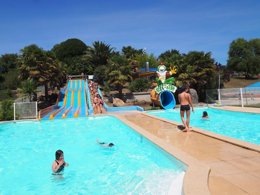 Camping Pas Cher vous présente avec son site Officiel campingpascher.fr, le Camping Paradis - Domaine De Bel Air classé 5 étoiles, situé sur la commune de Landudec dans le département Finistère (Bretagne) en France. Le camping Paradis - Domaine De Bel Air, vous présente un hébergement de type mobil-home de 28 m² pour 4 personnes. Le camping Paradis - Domaine De Bel Air vous propose du dimanche 31 mai au dimanche 07 juin 2026, en promotion à -15% pour 7 nuits à 149 € au lieu de 177,0 € soit une Économie de 28 €. Cette location propose 110 dates différentes pour réserver votre séjour. Découvrez également les 18 autres gammes d'hébergements du camping. Les Avis clients pour le Camping Paradis - Domaine De Bel Air sont excellents avec une note moyenne de 8 sur 10. Lac, Parc aquatique, Piscine couverte, Piscine extérieure, Animation ados, Animations familiales, Club enfants, Aire de jeux enfants, Aire de jeux intérieure, Canoë-kayak, Centre équestre, Court de tennis, Golf, Paddle, Planche à voile, Plongée, Pétanque, Randonnée, Salle de jeux vidéo, Surf, Terrain multisports, Dépôt de pain, Plats à emporter, Restaurant, Supermarché, Épicerie,... En savoir plus : cliquez-ICI.