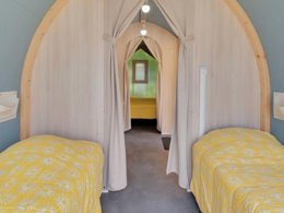 Camping Pas Cher vous présente avec son site Officiel campingpascher.fr, le Camping Paradis - Domaine De Bel Air classé 5 étoiles, situé sur la commune de Landudec dans le département Finistère (Bretagne) en France. Le camping Paradis - Domaine De Bel Air, vous présente un hébergement de type tente en toile et bois de 16 m² pour 4 personnes. Le camping Paradis - Domaine De Bel Air vous propose du vendredi 26 juin au vendredi 03 juillet 2026, en promotion à -15% pour 7 nuits à 159 € au lieu de 188,0 € soit une Économie de 29 €. Cette location propose 11 dates différentes pour réserver votre séjour. Découvrez également les 18 autres gammes d'hébergements du camping. Les Avis clients pour le Camping Paradis - Domaine De Bel Air sont excellents avec une note moyenne de 8 sur 10. Lac, Parc aquatique, Piscine couverte, Piscine extérieure, Animation ados, Animations familiales, Club enfants, Aire de jeux enfants, Aire de jeux intérieure, Canoë-kayak, Centre équestre, Court de tennis, Golf, Paddle, Planche à voile, Plongée, Pétanque, Randonnée, Salle de jeux vidéo, Surf, Terrain multisports, Dépôt de pain, Plats à emporter, Restaurant, Supermarché, Épicerie,... En savoir plus : cliquez-ICI.