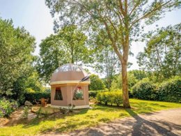 Camping Pas Cher vous présente avec son site Officiel campingpascher.fr, le Camping Paradis - Domaine De Bel Air classé 5 étoiles, situé sur la commune de Landudec dans le département Finistère (Bretagne) en France. Le camping Paradis - Domaine De Bel Air, vous présente un hébergement de type hébergement insolite de 38 m² pour 4 personnes. Le camping Paradis - Domaine De Bel Air vous propose du vendredi 26 juin au vendredi 03 juillet 2026, en promotion à -15% pour 7 nuits à 149 € au lieu de 177,0 € soit une Économie de 28 €. Cette location propose 35 dates différentes pour réserver votre séjour. Découvrez également les 18 autres gammes d'hébergements du camping. Les Avis clients pour le Camping Paradis - Domaine De Bel Air sont excellents avec une note moyenne de 8 sur 10. Lac, Parc aquatique, Piscine couverte, Piscine extérieure, Animation ados, Animations familiales, Club enfants, Aire de jeux enfants, Aire de jeux intérieure, Canoë-kayak, Centre équestre, Court de tennis, Golf, Paddle, Planche à voile, Plongée, Pétanque, Randonnée, Salle de jeux vidéo, Surf, Terrain multisports, Dépôt de pain, Plats à emporter, Restaurant, Supermarché, Épicerie,... En savoir plus : cliquez-ICI.