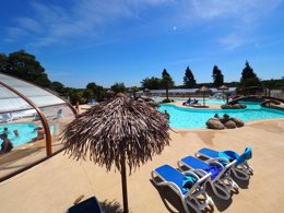 Camping Pas Cher vous présente avec son site Officiel campingpascher.fr, le Camping Paradis - Domaine De Bel Air classé 5 étoiles, situé sur la commune de Landudec dans le département Finistère (Bretagne) en France. Le camping Paradis - Domaine De Bel Air, vous présente un hébergement de type mobil-home de 30 m² pour 6 personnes et télévision. Le camping Paradis - Domaine De Bel Air vous propose du sam. 30 mai au sam. 06 juin 2026, en promotion à -23% pour 7 nuits à 259 € au lieu de 337,0 € soit une Économie de 78 €. Cette location propose 22 dates différentes pour réserver votre séjour. Découvrez également les 18 autres gammes d'hébergements du camping. Les Avis clients pour le Camping Paradis - Domaine De Bel Air sont excellents avec une note moyenne de 8 sur 10. Lac, Parc aquatique, Piscine couverte, Piscine extérieure, Animation ados, Animations familiales, Club enfants, Aire de jeux enfants, Aire de jeux intérieure, Canoë-kayak, Centre équestre, Court de tennis, Golf, Paddle, Planche à voile, Plongée, Pétanque, Randonnée, Salle de jeux vidéo, Surf, Terrain multisports, Dépôt de pain, Plats à emporter, Restaurant, Supermarché, Épicerie,... En savoir plus : cliquez-ICI.