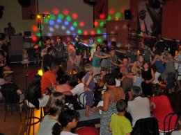 Camping Pas Cher vous présente avec son site Officiel campingpascher.fr, le Camping Paradis - Domaine De Bel Air classé 5 étoiles, situé sur la commune de Landudec dans le département Finistère (Bretagne) en France. Le camping Paradis - Domaine De Bel Air, vous présente un hébergement de type hébergement insolite de 38 m² pour 4 personnes. Le camping Paradis - Domaine De Bel Air vous propose du vendredi 26 juin au vendredi 03 juillet 2026, en promotion à -15% pour 7 nuits à 149 € au lieu de 177,0 € soit une Économie de 28 €. Cette location propose 35 dates différentes pour réserver votre séjour. Découvrez également les 18 autres gammes d'hébergements du camping. Les Avis clients pour le Camping Paradis - Domaine De Bel Air sont excellents avec une note moyenne de 8 sur 10. Lac, Parc aquatique, Piscine couverte, Piscine extérieure, Animation ados, Animations familiales, Club enfants, Aire de jeux enfants, Aire de jeux intérieure, Canoë-kayak, Centre équestre, Court de tennis, Golf, Paddle, Planche à voile, Plongée, Pétanque, Randonnée, Salle de jeux vidéo, Surf, Terrain multisports, Dépôt de pain, Plats à emporter, Restaurant, Supermarché, Épicerie,... En savoir plus : cliquez-ICI.