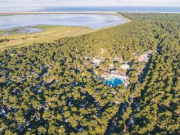 Camping Pas Cher vous présente avec son site Officiel campingpascher.fr, le Camping Siblu Bonne Anse Plage - Funpass Inclus classé 4 étoiles, situé sur la commune de La Palmyre dans le département Charente-maritime (Poitou Charentes) en France. Le camping Siblu Bonne Anse Plage - Funpass Inclus, vous présente un hébergement de type mobil-home pour 6 personnes. Le camping Siblu Bonne Anse Plage - Funpass Inclus vous proposeun séjour PAS CHER avec une REMISEdu lundi 08 juin au lundi 15 juin 2026, en promotion à -30% pour 7 nuits à 206,50 € au lieu de 295,0 € soit une Économie de 88,50 €. Cette location propose 82 dates différentes pour réserver votre séjour. Découvrez également les 11 autres gammes d'hébergements du camping. Les Avis clients pour le Camping Siblu Bonne Anse Plage - Funpass Inclus sont excellents avec une note moyenne de 8 sur 10. Parc aquatique, Piscine chauffée, Piscine extérieure, Animations familiales, Club ados, Club enfants, Aire de jeux enfants, Canoë-kayak, Court de tennis, Golf, Parcours sportif, Ping-pong, Piscine, Pétanque, Salle de fitness, Salle de jeux vidéo, Terrain de beach-volley, Terrain multisports, Trampoline, Bar, Dépôt de pain, Pizzeria, Plats à emporter, Restaurant, Snack/Bar, Épicerie,... En savoir plus : cliquez-ICI.