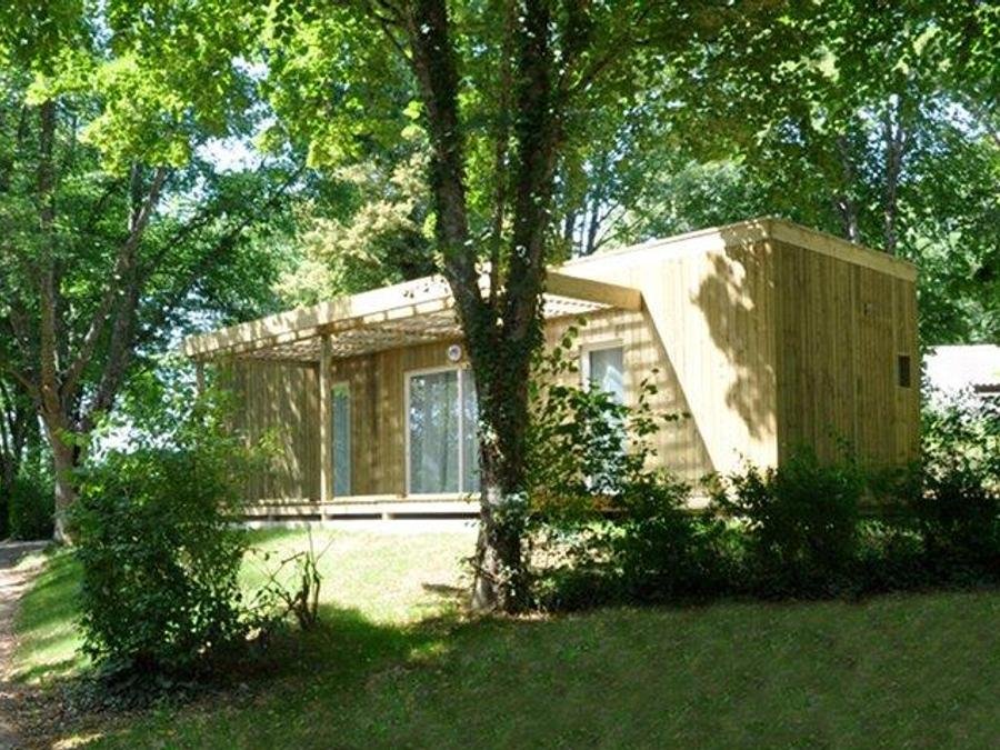 Camping Pas Cher vous présente avec son site Officiel campingpascher.fr, le Camping Flower Et Base De Loisirs De Rouffiac classé 3 étoiles, situé sur la commune de Lanouaille dans le département Dordogne (Aquitaine) en France. Le camping Flower Et Base De Loisirs De Rouffiac, vous présente un hébergement de type chalet de 43 m² pour 2 personnes. Le camping Flower Et Base De Loisirs De Rouffiac vous propose du dimanche 06 septembre au dimanche 13 septembre 2026 pour 7 nuits à 413€. Cette location propose 56 dates différentes pour réserver votre séjour. Découvrez également les 9 autres gammes d'hébergements du camping. Les Avis clients pour le Camping Flower Et Base De Loisirs De Rouffiac sont excellents avec une note moyenne de 8 sur 10. Lac, Animation ados, Animation enfants, Animations familiales, Aire de jeux enfants, Baby-foot, Canoë-kayak, Centre équestre, Escalade, Paddle, Ping-pong, Pédalo, Pétanque, Randonnée, Ski nautique, Terrain de volley-ball, Tir à l’arc, Bar, Boulangerie, Bureau de tabac, Restaurant, Snack/Bar, Station-service, Supermarché, Épicerie,... En savoir plus : cliquez-ICI.