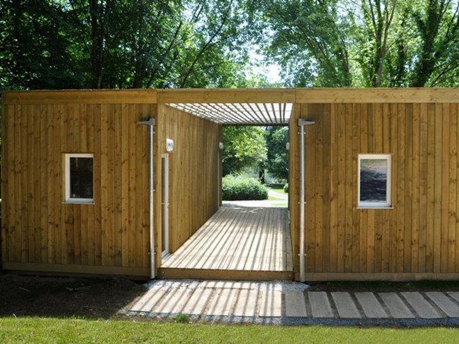 Camping Pas Cher vous présente avec son site Officiel campingpascher.fr, le Camping Flower Et Base De Loisirs De Rouffiac classé 3 étoiles, situé sur la commune de Lanouaille dans le département Dordogne (Aquitaine) en France. Le camping Flower Et Base De Loisirs De Rouffiac, vous présente un hébergement de type chalet de 47 m² pour 2 personnes. Le camping Flower Et Base De Loisirs De Rouffiac vous propose du vendredi 05 juin au vendredi 12 juin 2026 avec un DÉPART DEMAIN pour 7 nuits à 469€. Cette location propose 86 dates différentes pour réserver votre séjour. Découvrez également les 9 autres gammes d'hébergements du camping. Les Avis clients pour le Camping Flower Et Base De Loisirs De Rouffiac sont excellents avec une note moyenne de 8 sur 10. Lac, Animation ados, Animation enfants, Animations familiales, Aire de jeux enfants, Baby-foot, Canoë-kayak, Centre équestre, Escalade, Paddle, Ping-pong, Pédalo, Pétanque, Randonnée, Ski nautique, Terrain de volley-ball, Tir à l’arc, Bar, Boulangerie, Bureau de tabac, Restaurant, Snack/Bar, Station-service, Supermarché, Épicerie,... En savoir plus : cliquez-ICI.