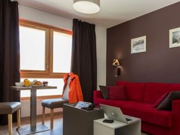 Camping Pas Cher vous présente avec son site Officiel campingpascher.fr, la Résidence Odalys Référence Front De Neige - Savoie, située sur la commune de La Plagne Soleil dans le département Savoie (Rhône Alpes) en France. La résidence Odalys Référence Front De Neige - Savoie, vous présente un hébergement de type studio de 22 m² pour 2 personnes et télévision. La résidence Odalys Référence Front De Neige - Savoie vous propose du sam. 27 juin au sam. 04 juillet 2026 pour 7 nuits à 279€. Cette location propose 19 dates différentes pour réserver votre séjour. Découvrez également les 8 autres gammes d'hébergements de la résidence. Les Avis clients pour la Résidence Odalys Référence Front De Neige - Savoie sont excellents avec une note moyenne de 8 sur 10. Piscine chauffée, Piscine couverte, Boulangerie,... En savoir plus : cliquez-ICI.