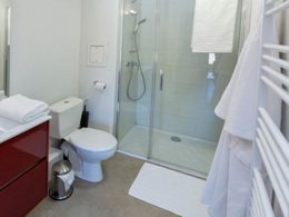 Camping Pas Cher vous présente avec son site Officiel campingpascher.fr, la Résidence Odalys Référence Front De Neige - Savoie, située sur la commune de La Plagne Soleil dans le département Savoie (Rhône Alpes) en France. La résidence Odalys Référence Front De Neige - Savoie, vous présente un hébergement de type appartement de 39 m² pour 6 personnes et télévision. La résidence Odalys Référence Front De Neige - Savoie vous propose du sam. 27 juin au sam. 04 juillet 2026 pour 7 nuits à 369€. Cette location propose 11 dates différentes pour réserver votre séjour. Découvrez également les 8 autres gammes d'hébergements de la résidence. Les Avis clients pour la Résidence Odalys Référence Front De Neige - Savoie sont excellents avec une note moyenne de 8 sur 10. Piscine chauffée, Piscine couverte, Boulangerie,... En savoir plus : cliquez-ICI.