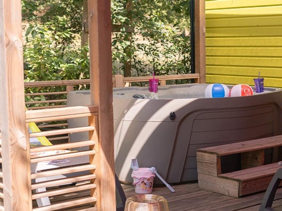 Camping Pas Cher vous présente avec son site Officiel campingpascher.fr, le Camping Des Albères classé 4 étoiles, situé sur la commune de Laroque Des Alberes dans le département Pyrénées-orientales (Languedoc Roussillon) en France. Le camping Des Albères, vous présente un hébergement de type mobil-home de 32 m² avec climatisation et télévision. Le camping Des Albères vous propose du lundi 31 août au lundi 07 septembre 2026 pour 7 nuits à 539€. Cette location propose 19 dates différentes pour réserver votre séjour. Découvrez également les 17 autres gammes d'hébergements du camping. Les Avis clients pour le Camping Des Albères sont excellents avec une note moyenne de 8 sur 10. Piscine couverte, Piscine extérieure, Animations familiales, Club ados, Club enfants, Aire de jeux enfants, Centre équestre, Court de tennis, Golf, Ping-pong, Pétanque, Randonnée, Terrain multisports, Trampoline, Bar, Dépôt de pain, Plats à emporter, Restaurant, Snack/Bar, Supermarché,... En savoir plus : cliquez-ICI.