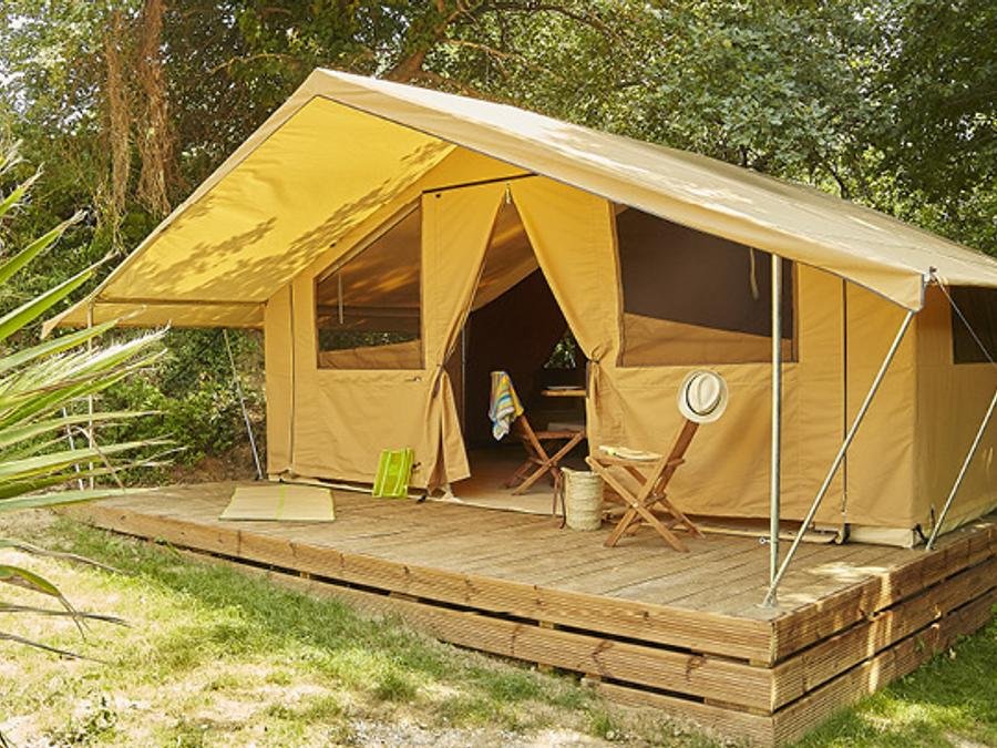 Camping Pas Cher vous présente avec son site Officiel campingpascher.fr, le Camping Des Albères classé 4 étoiles, situé sur la commune de Laroque Des Alberes dans le département Pyrénées-orientales (Languedoc Roussillon) en France. Le camping Des Albères, vous présente un hébergement de type tente en toile et bois de 25 m² pour 5 personnes. Le camping Des Albères vous propose du sam. 29 août au sam. 05 septembre 2026 pour 7 nuits à 217€. Cette location propose 32 dates différentes pour réserver votre séjour. Découvrez également les 17 autres gammes d'hébergements du camping. Les Avis clients pour le Camping Des Albères sont excellents avec une note moyenne de 8 sur 10. Piscine couverte, Piscine extérieure, Animations familiales, Club ados, Club enfants, Aire de jeux enfants, Centre équestre, Court de tennis, Golf, Ping-pong, Pétanque, Randonnée, Terrain multisports, Trampoline, Bar, Dépôt de pain, Plats à emporter, Restaurant, Snack/Bar, Supermarché,... En savoir plus : cliquez-ICI.