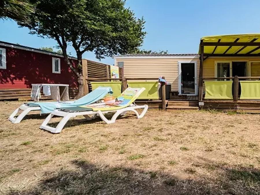 Camping Pas Cher vous présente avec son site Officiel campingpascher.fr, le Camping Des Albères classé 4 étoiles, situé sur la commune de Laroque Des Alberes dans le département Pyrénées-orientales (Languedoc Roussillon) en France. Le camping Des Albères, vous présente un hébergement de type mobil-home de 40 m² pour 6 personnes avec climatisation et télévision. Le camping Des Albères vous proposeun séjour PAS CHER avec une REMISEdu sam. 12 septembre au sam. 19 septembre 2026, en promotion à -35% pour 7 nuits à 639 € au lieu de 983,08 € soit une Économie de 344,08 €. Cette location propose 3 dates différentes pour réserver votre séjour. Découvrez également les 17 autres gammes d'hébergements du camping. Les Avis clients pour le Camping Des Albères sont excellents avec une note moyenne de 8 sur 10. Piscine couverte, Piscine extérieure, Animations familiales, Club ados, Club enfants, Aire de jeux enfants, Centre équestre, Court de tennis, Golf, Ping-pong, Pétanque, Randonnée, Terrain multisports, Trampoline, Bar, Dépôt de pain, Plats à emporter, Restaurant, Snack/Bar, Supermarché,... En savoir plus : cliquez-ICI.
