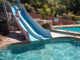 Camping Pas Cher vous présente avec son site Officiel campingpascher.fr, le Camping Des Albères classé 4 étoiles, situé sur la commune de Laroque Des Alberes dans le département Pyrénées-orientales (Languedoc Roussillon) en France. Le camping Des Albères, vous présente un hébergement de type mobil-home de 23 m² pour 2 personnes avec climatisation et télévision. Le camping Des Albères vous propose du sam. 25 avril au sam. 02 mai 2026, en promotion à -27% pour 7 nuits à 219 € au lieu de 301,0 € soit une Économie de 82 €. Cette location propose 24 dates différentes pour réserver votre séjour. Découvrez également les 7 autres gammes d'hébergements du camping. Les Avis clients pour le Camping Des Albères sont excellents avec une note moyenne de 8 sur 10. Piscine couverte, Piscine extérieure, Animations familiales, Club ados, Club enfants, Aire de jeux enfants, Centre équestre, Court de tennis, Golf, Ping-pong, Pétanque, Randonnée, Terrain multisports, Trampoline, Bar, Dépôt de pain, Plats à emporter, Restaurant, Snack/Bar, Supermarché,... En savoir plus : cliquez-ICI.