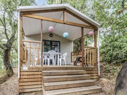 Camping Pas Cher vous présente avec son site Officiel campingpascher.fr, le Camping Des Albères classé 4 étoiles, situé sur la commune de Laroque Des Alberes dans le département Pyrénées-orientales (Languedoc Roussillon) en France. Le camping Des Albères, vous présente un hébergement de type mobil-home de 23 m² pour 2 personnes avec climatisation et télévision. Le camping Des Albères vous propose du sam. 25 avril au sam. 02 mai 2026, en promotion à -27% pour 7 nuits à 219 € au lieu de 301,0 € soit une Économie de 82 €. Cette location propose 24 dates différentes pour réserver votre séjour. Découvrez également les 7 autres gammes d'hébergements du camping. Les Avis clients pour le Camping Des Albères sont excellents avec une note moyenne de 8 sur 10. Piscine couverte, Piscine extérieure, Animations familiales, Club ados, Club enfants, Aire de jeux enfants, Centre équestre, Court de tennis, Golf, Ping-pong, Pétanque, Randonnée, Terrain multisports, Trampoline, Bar, Dépôt de pain, Plats à emporter, Restaurant, Snack/Bar, Supermarché,... En savoir plus : cliquez-ICI.