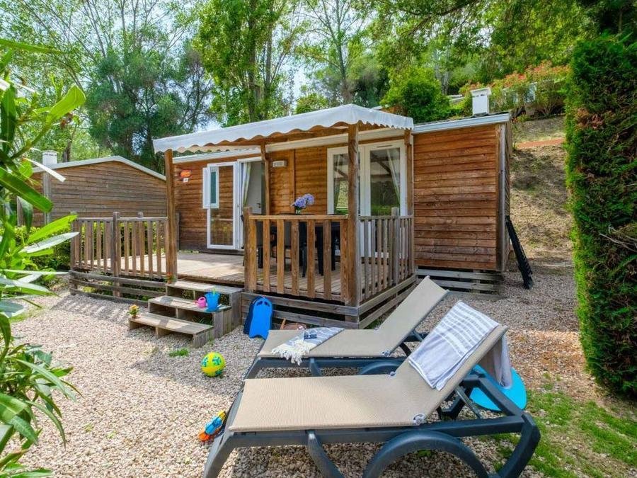 Camping Pas Cher vous présente avec son site Officiel campingpascher.fr, le Camping Saint Louis classé 4 étoiles, situé sur la commune de La Roquette Sur Siagne dans le département Alpes-maritimes (Provence Alpes Côte D'azur) en France. Le camping Saint Louis, vous présente un hébergement de type mobil-home de 30 m² avec climatisation et télévision. Le camping Saint Louis vous propose du sam. 19 septembre au sam. 26 septembre 2026, en promotion à -29% pour 7 nuits à 427 € au lieu de 602,0 € soit une Économie de 175 €. Cette location propose 12 dates différentes pour réserver votre séjour. Découvrez également les 9 autres gammes d'hébergements du camping. Les Avis clients pour le Camping Saint Louis sont excellents avec une note moyenne de 8 sur 10. Piscine couverte, Piscine extérieure, Animations familiales, Club ados, Club enfants, Aire de jeux enfants, Centre équestre, Court de tennis, Golf, Pétanque, Structure gonflable enfants, Terrain multisports, Bar, Pizzeria, Plats à emporter, Restaurant, Snack/Bar,... En savoir plus : cliquez-ICI.