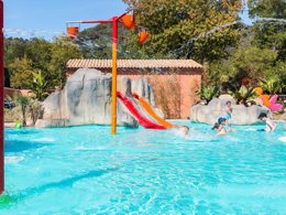 Camping Pas Cher vous présente avec son site Officiel campingpascher.fr, le Camping Saint Louis classé 4 étoiles, situé sur la commune de La Roquette Sur Siagne dans le département Alpes-maritimes (Provence Alpes Côte D'azur) en France. Le camping Saint Louis, vous présente un hébergement de type mobil-home de 34 m² avec climatisation et télévision. Le camping Saint Louis vous propose du sam. 19 septembre au sam. 26 septembre 2026, en promotion à -29% pour 7 nuits à 441 € au lieu de 623,0 € soit une Économie de 182 €. Cette location propose 9 dates différentes pour réserver votre séjour. Découvrez également les 9 autres gammes d'hébergements du camping. Les Avis clients pour le Camping Saint Louis sont excellents avec une note moyenne de 8 sur 10. Piscine couverte, Piscine extérieure, Animations familiales, Club ados, Club enfants, Aire de jeux enfants, Centre équestre, Court de tennis, Golf, Pétanque, Structure gonflable enfants, Terrain multisports, Bar, Pizzeria, Plats à emporter, Restaurant, Snack/Bar,... En savoir plus : cliquez-ICI.