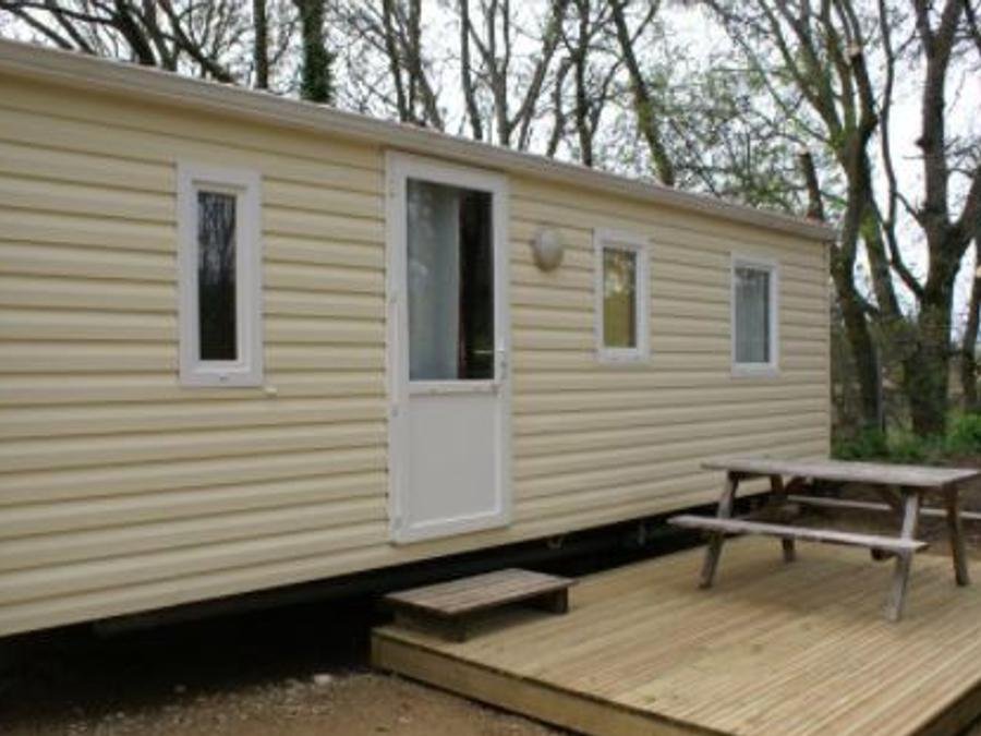 Camping Pas Cher vous présente avec son site Officiel campingpascher.fr, le Camping Flower Le Dolium classé 4 étoiles, situé sur la commune de Laudun dans le département Gard (Languedoc Roussillon) en France. Le camping Flower Le Dolium, vous présente un hébergement de type mobil-home de 25 m² pour 2 personnes. Le camping Flower Le Dolium vous propose du vendredi 04 septembre au vendredi 11 septembre 2026 pour 7 nuits à 342€. Cette location propose 54 dates différentes pour réserver votre séjour. Découvrez également les 14 autres gammes d'hébergements du camping. Les Avis clients pour le Camping Flower Le Dolium sont de 7 sur 10. Piscine extérieure, Aire de jeux enfants, Ping-pong, Pétanque, Randonnée, Bar, Dépôt de pain, Pizzeria, Plats à emporter, Snack/Bar, Station-service,... En savoir plus : cliquez-ICI.