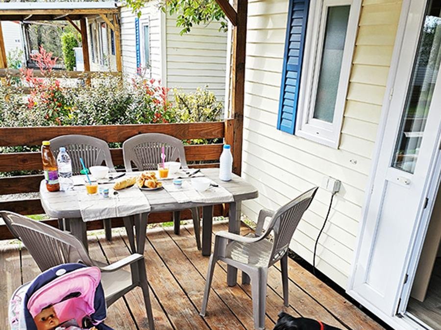 Camping Pas Cher vous présente avec son site Officiel campingpascher.fr, le Camping Flower Le Dolium classé 4 étoiles, situé sur la commune de Laudun dans le département Gard (Languedoc Roussillon) en France. Le camping Flower Le Dolium, vous présente un hébergement de type mobil-home de 25 m² avec climatisation et télévision. Le camping Flower Le Dolium vous propose du mardi 14 juillet au mardi 21 juillet 2026, en promotion à -9% pour 7 nuits à 749,50 € au lieu de 830,0 € soit une Économie de 80,50 €. Cette location propose 33 dates différentes pour réserver votre séjour. Découvrez également les 14 autres gammes d'hébergements du camping. Les Avis clients pour le Camping Flower Le Dolium sont de 7 sur 10. Piscine extérieure, Aire de jeux enfants, Ping-pong, Pétanque, Randonnée, Bar, Dépôt de pain, Pizzeria, Plats à emporter, Snack/Bar, Station-service,... En savoir plus : cliquez-ICI.