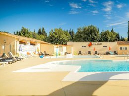 Camping Pas Cher vous présente avec son site Officiel campingpascher.fr, le Camping Flower Le Dolium classé 4 étoiles, situé sur la commune de Laudun dans le département Gard (Languedoc Roussillon) en France. Le camping Flower Le Dolium, vous présente un hébergement de type mobil-home de 33 m² et télévision. Le camping Flower Le Dolium vous propose du sam. 25 juillet au sam. 01 août 2026 pour 7 nuits à 1271€. Cette location propose 1 dates différentes pour réserver votre séjour. Découvrez également les 14 autres gammes d'hébergements du camping. Les Avis clients pour le Camping Flower Le Dolium sont excellents avec une note moyenne de 8 sur 10. Piscine extérieure, Aire de jeux enfants, Ping-pong, Pétanque, Randonnée, Bar, Dépôt de pain, Pizzeria, Plats à emporter, Snack/Bar, Station-service,... En savoir plus : cliquez-ICI.