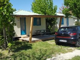 Camping Pas Cher vous présente avec son site Officiel campingpascher.fr, le Camping Le Dolium classé 4 étoiles, situé sur la commune de Laudun dans le département Gard (Languedoc Roussillon) en France. Le camping Le Dolium, vous présente un hébergement de type chalet de 23 m² pour 2 personnes. Le camping Le Dolium vous propose du lundi 25 mai au lundi 01 juin 2026, en promotion à -4% pour 7 nuits à 280,55 € au lieu de 294,0 € soit une Économie de 13,45 €. Cette location propose 109 dates différentes pour réserver votre séjour. Découvrez également les 5 autres gammes d'hébergements du camping. Les Avis clients pour le Camping Le Dolium sont de 7 sur 10. Piscine extérieure, Aire de jeux enfants, Ping-pong, Pétanque, Randonnée, Bar, Dépôt de pain, Pizzeria, Plats à emporter, Snack/Bar, Station-service,... En savoir plus : cliquez-ICI.