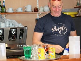 Camping Pas Cher vous présente avec son site Officiel campingpascher.fr, le Camping Le Dolium classé 4 étoiles, situé sur la commune de Laudun dans le département Gard (Languedoc Roussillon) en France. Le camping Le Dolium, vous présente un hébergement de type chalet de 23 m² pour 2 personnes. Le camping Le Dolium vous propose du lundi 25 mai au lundi 01 juin 2026, en promotion à -4% pour 7 nuits à 280,55 € au lieu de 294,0 € soit une Économie de 13,45 €. Cette location propose 109 dates différentes pour réserver votre séjour. Découvrez également les 5 autres gammes d'hébergements du camping. Les Avis clients pour le Camping Le Dolium sont de 7 sur 10. Piscine extérieure, Aire de jeux enfants, Ping-pong, Pétanque, Randonnée, Bar, Dépôt de pain, Pizzeria, Plats à emporter, Snack/Bar, Station-service,... En savoir plus : cliquez-ICI.