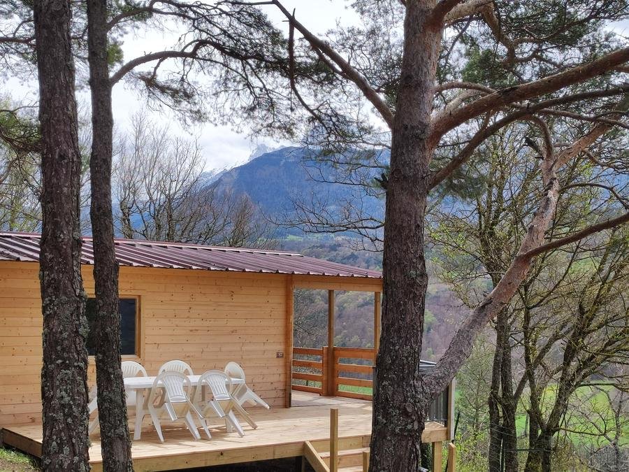 Camping Pas Cher vous présente avec son site Officiel campingpascher.fr, le Camping Le Champ Long classé 3 étoiles, situé sur la commune de La Salle En Beaumont dans le département Isère (Rhône Alpes) en France. Le camping Le Champ Long vous propose un hébergement de type chalet de 40 m². L'établissement vous propose 10 autres types d'hébergements. Découvrez tous nos séjours à petits prix dans la commune et aux alentours de La Salle En Beaumont du département : Isère (Rhône Alpes). Les Avis clients pour le Camping Le Champ Long sont excellents avec une note moyenne de 8 sur 10. Piscine chauffée, Piscine extérieure, Animation enfants, Animations familiales, Aire de jeux enfants, Baby-foot, Court de tennis, Golf, Ping-pong, Pétanque, Terrain multisports, Bar, Dépôt de pain, Restaurant, Snack/Bar, Supermarché, Épicerie,... En savoir plus : cliquez-ICI.