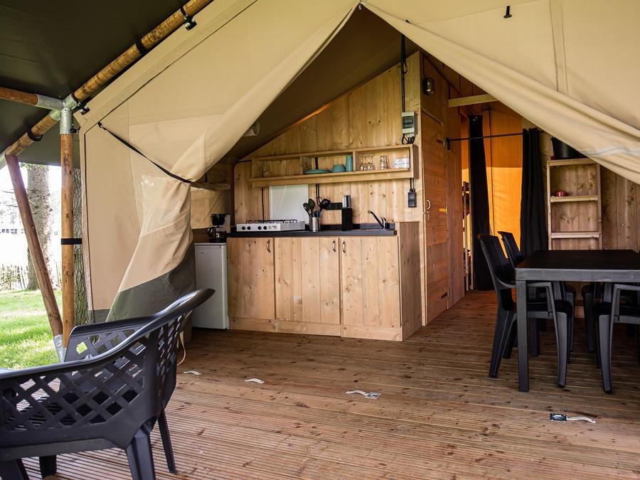 Camping Pas Cher vous présente avec son site Officiel campingpascher.fr, le Camping Le Champ Long classé 3 étoiles, situé sur la commune de La Salle En Beaumont dans le département Isère (Rhône Alpes) en France. Le camping Le Champ Long, vous présente un hébergement de type tente en toile et bois de 25 m² pour 5 personnes. Le camping Le Champ Long vous propose du sam. 29 août au sam. 05 septembre 2026 pour 7 nuits à 350€. Cette location propose 54 dates différentes pour réserver votre séjour. Découvrez également les 10 autres gammes d'hébergements du camping. Les Avis clients pour le Camping Le Champ Long sont excellents avec une note moyenne de 8 sur 10. Piscine chauffée, Piscine extérieure, Animation enfants, Animations familiales, Aire de jeux enfants, Baby-foot, Court de tennis, Golf, Ping-pong, Pétanque, Terrain multisports, Bar, Dépôt de pain, Restaurant, Snack/Bar, Supermarché, Épicerie,... En savoir plus : cliquez-ICI.