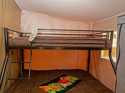 Cliquez pour découvrir toutes les photos de l'HÉBERGEMENT ! tente en toile et bois - Le Champ Long photo 4