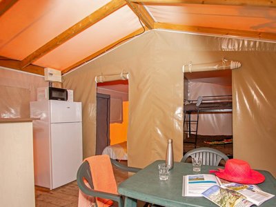 Cliquez pour découvrir toutes les photos de l'HÉBERGEMENT ! tente en toile et bois - Le Champ Long photo 5