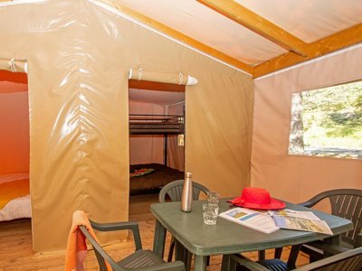 Cliquez pour découvrir toutes les photos de l'HÉBERGEMENT ! tente en toile et bois - Le Champ Long photo 7