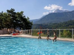 Camping Pas Cher vous présente avec son site Officiel campingpascher.fr, le Camping Le Champ Long classé 3 étoiles, situé sur la commune de La Salle En Beaumont dans le département Isère (Rhône Alpes) en France. Le camping Le Champ Long, vous présente un hébergement de type bungalow de 15 m² et télévision. Le camping Le Champ Long vous propose du sam. 29 août au sam. 05 septembre 2026 pour 7 nuits à 330€. Cette location propose 57 dates différentes pour réserver votre séjour. Découvrez également les 9 autres gammes d'hébergements du camping. Les Avis clients pour le Camping Le Champ Long sont excellents avec une note moyenne de 8 sur 10. Piscine chauffée, Piscine extérieure, Animation enfants, Animations familiales, Aire de jeux enfants, Baby-foot, Court de tennis, Golf, Ping-pong, Pétanque, Terrain multisports, Bar, Dépôt de pain, Restaurant, Snack/Bar, Supermarché, Épicerie,... En savoir plus : cliquez-ICI.
