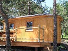 Camping Pas Cher vous présente avec son site Officiel campingpascher.fr, le Camping Le Champ Long classé 3 étoiles, situé sur la commune de La Salle En Beaumont dans le département Isère (Rhône Alpes) en France. Le camping Le Champ Long, vous présente un hébergement de type bungalow de 15 m² et télévision. Le camping Le Champ Long vous propose du sam. 04 avril au sam. 11 avril 2026 pour 7 nuits à 375€. Cette location propose 126 dates différentes pour réserver votre séjour. Découvrez également les 10 autres gammes d'hébergements du camping. Les Avis clients pour le Camping Le Champ Long sont excellents avec une note moyenne de 8 sur 10. Piscine chauffée, Piscine extérieure, Animation enfants, Animations familiales, Aire de jeux enfants, Baby-foot, Court de tennis, Golf, Ping-pong, Pétanque, Terrain multisports, Bar, Dépôt de pain, Restaurant, Snack/Bar, Supermarché, Épicerie,... En savoir plus : cliquez-ICI.