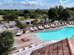Camping Pas Cher vous présente avec son site Officiel campingpascher.fr, le Camping Le Bellevue classé 3 étoiles, situé sur la commune de La Tranche Sur Mer dans le département Vendée (Pays De La Loire) en France. Le camping Le Bellevue, vous présente un hébergement de type lodge de 28 m² pour 4 personnes et télévision. Le camping Le Bellevue vous propose du jeudi 04 juin au jeudi 11 juin 2026 avec un DÉPART DEMAIN pour 7 nuits à 454€. Cette location propose 44 dates différentes pour réserver votre séjour. Découvrez également les 9 autres gammes d'hébergements du camping. Les Avis clients pour le Camping Le Bellevue sont de 7 sur 10. Piscine chauffée, Piscine extérieure, Aire de jeux enfants, Ping-pong, Pétanque, Bar, Épicerie,... En savoir plus : cliquez-ICI.