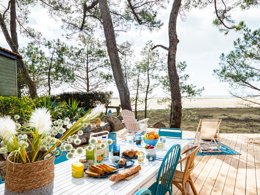 Camping Pas Cher vous présente avec son site Officiel campingpascher.fr, le Camping Le Bellevue classé 3 étoiles, situé sur la commune de La Tranche Sur Mer dans le département Vendée (Pays De La Loire) en France. Le camping Le Bellevue, vous présente un hébergement de type mobil-home de 22 m² pour 4 personnes et télévision. Le camping Le Bellevue vous propose du lundi 25 mai au lundi 01 juin 2026 pour 7 nuits à 386€. Cette location propose 96 dates différentes pour réserver votre séjour. Découvrez également les 5 autres gammes d'hébergements du camping. Les Avis clients pour le Camping Le Bellevue sont de 7 sur 10. Piscine chauffée, Piscine extérieure, Aire de jeux enfants, Ping-pong, Pétanque, Bar, Épicerie,... En savoir plus : cliquez-ICI.