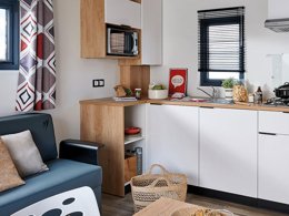 Camping Pas Cher vous présente avec son site Officiel campingpascher.fr, le Camping Le Bellevue classé 3 étoiles, situé sur la commune de La Tranche Sur Mer dans le département Vendée (Pays De La Loire) en France. Le camping Le Bellevue, vous présente un hébergement de type mobil-home de 22 m² pour 2 personnes et télévision. Le camping Le Bellevue vous propose du lundi 25 mai au lundi 01 juin 2026 pour 7 nuits à 372€. Cette location propose 101 dates différentes pour réserver votre séjour. Découvrez également les 5 autres gammes d'hébergements du camping. Les Avis clients pour le Camping Le Bellevue sont de 7 sur 10. Piscine chauffée, Piscine extérieure, Aire de jeux enfants, Ping-pong, Pétanque, Bar, Épicerie,... En savoir plus : cliquez-ICI.