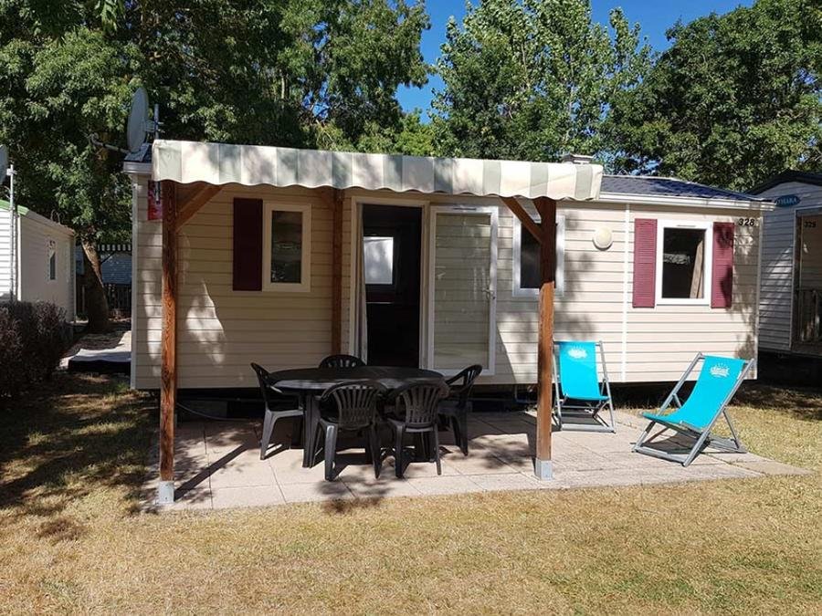 Camping Pas Cher vous présente avec son site Officiel campingpascher.fr, le Camping Flower L’Escale Du Perthuis classé 4 étoiles, situé sur la commune de La Tranche Sur Mer dans le département Vendée (Pays De La Loire) en France. Le camping Flower L’Escale Du Perthuis vous propose un hébergement de type mobil-home de 30 m². L'établissement vous propose 11 autres types d'hébergements. Découvrez tous nos séjours à petits prix dans la commune et aux alentours de La Tranche Sur Mer du département : Vendée (Pays De La Loire). Les Avis clients pour le Camping Flower L’Escale Du Perthuis sont de 7 sur 10. Mer, Piscine couverte, Piscine extérieure, Animation enfants, Aire de jeux enfants, Baby-foot, Ping-pong, Piscine, Pétanque, Terrain multisports, Pizzeria, Plats à emporter, Snack/Bar, Supermarché,... En savoir plus : cliquez-ICI.