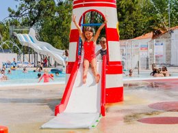 Camping Pas Cher vous présente avec son site Officiel campingpascher.fr, le Camping Flower L’Escale Du Perthuis classé 4 étoiles, situé sur la commune de La Tranche Sur Mer dans le département Vendée (Pays De La Loire) en France. Le camping Flower L’Escale Du Perthuis vous propose un hébergement de type mobil-home de 30 m². L'établissement vous propose 11 autres types d'hébergements. Découvrez tous nos séjours à petits prix dans la commune et aux alentours de La Tranche Sur Mer du département : Vendée (Pays De La Loire). Les Avis clients pour le Camping Flower L’Escale Du Perthuis sont de 7 sur 10. Mer, Piscine couverte, Piscine extérieure, Animation enfants, Aire de jeux enfants, Baby-foot, Ping-pong, Piscine, Pétanque, Terrain multisports, Pizzeria, Plats à emporter, Snack/Bar, Supermarché,... En savoir plus : cliquez-ICI.