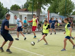 Camping Pas Cher vous présente avec son site Officiel campingpascher.fr, le Camping Flower L’Escale Du Perthuis classé 4 étoiles, situé sur la commune de La Tranche Sur Mer dans le département Vendée (Pays De La Loire) en France. Le camping Flower L’Escale Du Perthuis, vous présente un hébergement de type mobil-home de 25 m². Le camping Flower L’Escale Du Perthuis vous propose du mercredi 24 juin au mercredi 01 juillet 2026, en promotion à -9% pour 7 nuits à 358,50 € au lieu de 394,0 € soit une Économie de 35,50 €. Cette location propose 135 dates différentes pour réserver votre séjour. Découvrez également les 11 autres gammes d'hébergements du camping. Les Avis clients pour le Camping Flower L’Escale Du Perthuis sont de 7 sur 10. Mer, Piscine couverte, Piscine extérieure, Animation enfants, Aire de jeux enfants, Baby-foot, Ping-pong, Piscine, Pétanque, Terrain multisports, Pizzeria, Plats à emporter, Snack/Bar, Supermarché,... En savoir plus : cliquez-ICI.