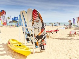 Camping Pas Cher vous présente avec son site Officiel campingpascher.fr, le Camping Flower L’Escale Du Perthuis classé 4 étoiles, situé sur la commune de La Tranche Sur Mer dans le département Vendée (Pays De La Loire) en France. Le camping Flower L’Escale Du Perthuis, vous présente un hébergement de type mobil-home de 26 m². Le camping Flower L’Escale Du Perthuis vous propose du mercredi 24 juin au mercredi 01 juillet 2026, en promotion à -9% pour 7 nuits à 358,50 € au lieu de 394,0 € soit une Économie de 35,50 €. Cette location propose 134 dates différentes pour réserver votre séjour. Découvrez également les 11 autres gammes d'hébergements du camping. Les Avis clients pour le Camping Flower L’Escale Du Perthuis sont de 7 sur 10. Mer, Piscine couverte, Piscine extérieure, Animation enfants, Aire de jeux enfants, Baby-foot, Ping-pong, Piscine, Pétanque, Terrain multisports, Pizzeria, Plats à emporter, Snack/Bar, Supermarché,... En savoir plus : cliquez-ICI.