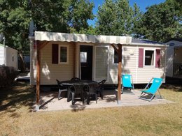 Camping Pas Cher vous présente avec son site Officiel campingpascher.fr, le Camping Flower L’Escale Du Perthuis classé 4 étoiles, situé sur la commune de La Tranche Sur Mer dans le département Vendée (Pays De La Loire) en France. Le camping Flower L’Escale Du Perthuis, vous présente un hébergement de type mobil-home de 26 m². Le camping Flower L’Escale Du Perthuis vous propose du sam. 25 avril au sam. 02 mai 2026, en promotion à -9% pour 7 nuits à 343,50 € au lieu de 377,5 € soit une Économie de 34 €. Cette location propose 125 dates différentes pour réserver votre séjour. Découvrez également les 11 autres gammes d'hébergements du camping. Les Avis clients pour le Camping Flower L’Escale Du Perthuis sont de 7 sur 10. Mer, Piscine couverte, Piscine extérieure, Animation enfants, Aire de jeux enfants, Baby-foot, Ping-pong, Piscine, Pétanque, Terrain multisports, Pizzeria, Plats à emporter, Snack/Bar, Supermarché,... En savoir plus : cliquez-ICI.