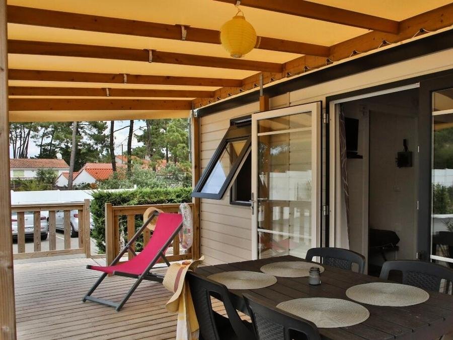 Camping Pas Cher vous présente avec son site Officiel campingpascher.fr, le Camping Maeva Club Les Préveils classé 4 étoiles, situé sur la commune de La Tranche Sur Mer dans le département Vendée (Pays De La Loire) en France. Le camping Maeva Club Les Préveils, vous présente un hébergement de type mobil-home de 32 m² et télévision. Le camping Maeva Club Les Préveils vous proposeun séjour PAS CHER avec une REMISEdu dimanche 30 août au dimanche 06 septembre 2026, en promotion à -30% pour 7 nuits à 339 € au lieu de 484,29 € soit une Économie de 145,29 €. Cette location propose 12 dates différentes pour réserver votre séjour. Découvrez également les 32 autres gammes d'hébergements du camping. Les Avis clients pour le Camping Maeva Club Les Préveils sont excellents avec une note moyenne de 8 sur 10. Mer, Piscine chauffée, Piscine extérieure, Animations familiales, Club ados, Club enfants, Aire de jeux enfants, Planche à voile, Pétanque, Salle de fitness, Salle de jeux vidéo, Surf, Terrain multisports, kiteSurf, Bar, Dépôt de pain, Plats à emporter, Restaurant, Snack/Bar, Épicerie,... En savoir plus : cliquez-ICI.
