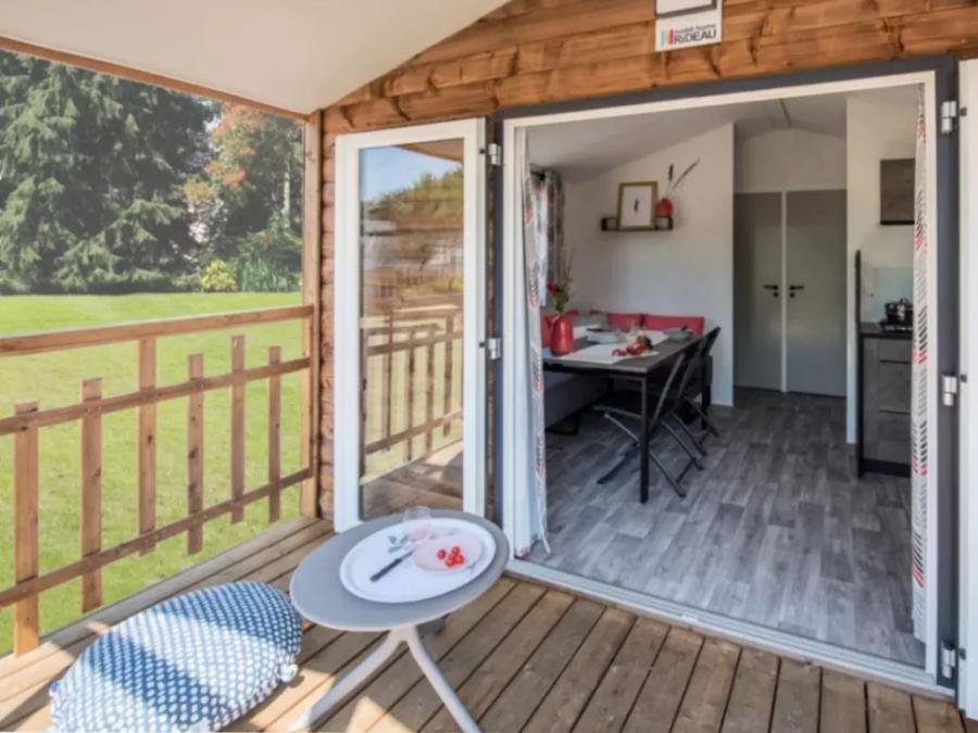 Camping Pas Cher vous présente avec son site Officiel campingpascher.fr, le Camping Maeva Club Les Préveils classé 4 étoiles, situé sur la commune de La Tranche Sur Mer dans le département Vendée (Pays De La Loire) en France. Le camping Maeva Club Les Préveils, vous présente un hébergement de type mobil-home de 29 m² avec climatisation et télévision. Le camping Maeva Club Les Préveils vous proposeun séjour PAS CHER avec une REMISEdu dimanche 07 juin au dimanche 14 juin 2026, en promotion à -30% pour 7 nuits à 309 € au lieu de 441,43 € soit une Économie de 132,43 €. Cette location propose 49 dates différentes pour réserver votre séjour. Découvrez également les 32 autres gammes d'hébergements du camping. Les Avis clients pour le Camping Maeva Club Les Préveils sont excellents avec une note moyenne de 8 sur 10. Mer, Piscine chauffée, Piscine extérieure, Animations familiales, Club ados, Club enfants, Aire de jeux enfants, Planche à voile, Pétanque, Salle de fitness, Salle de jeux vidéo, Surf, Terrain multisports, kiteSurf, Bar, Dépôt de pain, Plats à emporter, Restaurant, Snack/Bar, Épicerie,... En savoir plus : cliquez-ICI.