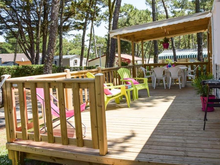 Camping Pas Cher vous présente avec son site Officiel campingpascher.fr, le Camping Maeva Club Les Préveils classé 4 étoiles, situé sur la commune de La Tranche Sur Mer dans le département Vendée (Pays De La Loire) en France. Le camping Maeva Club Les Préveils vous propose un hébergement de type mobil-home. L'établissement vous propose 32 autres types d'hébergements. Découvrez tous nos séjours à petits prix dans la commune et aux alentours de La Tranche Sur Mer du département : Vendée (Pays De La Loire). Les Avis clients pour le Camping Maeva Club Les Préveils sont excellents avec une note moyenne de 8 sur 10. Mer, Piscine chauffée, Piscine extérieure, Animations familiales, Club ados, Club enfants, Aire de jeux enfants, Planche à voile, Pétanque, Salle de fitness, Salle de jeux vidéo, Surf, Terrain multisports, kiteSurf, Bar, Dépôt de pain, Plats à emporter, Restaurant, Snack/Bar, Épicerie,... En savoir plus : cliquez-ICI.