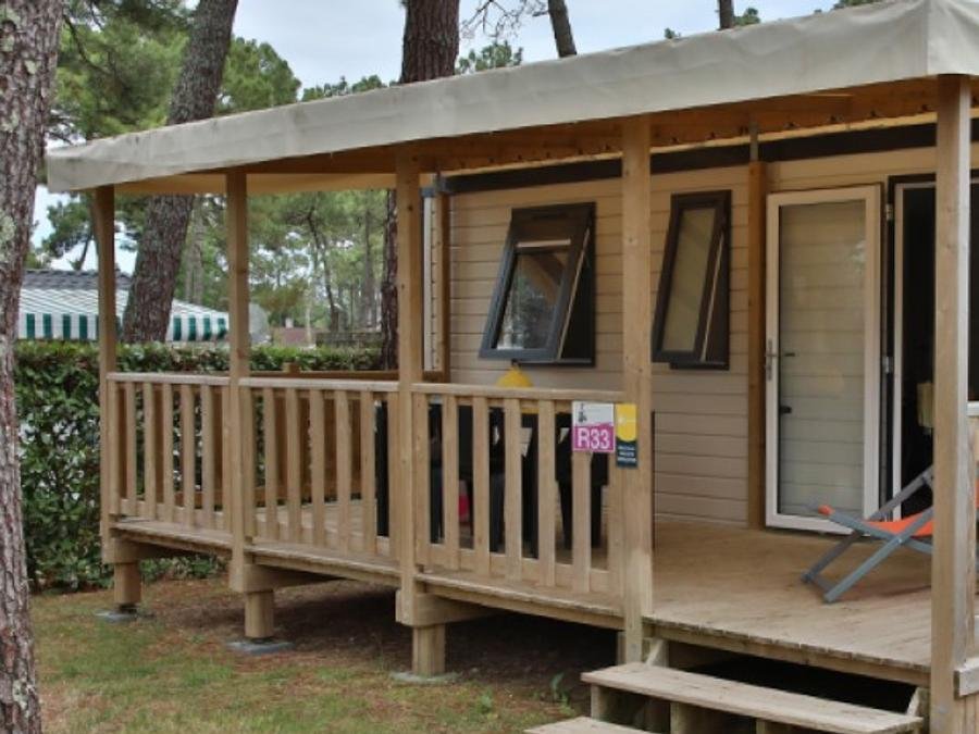 Camping Pas Cher vous présente avec son site Officiel campingpascher.fr, le Camping Maeva Club Les Préveils classé 4 étoiles, situé sur la commune de La Tranche Sur Mer dans le département Vendée (Pays De La Loire) en France. Le camping Maeva Club Les Préveils vous propose un hébergement de type mobil-home de 29 m² pour 6 personnes avec climatisation. L'établissement vous propose 32 autres types d'hébergements. Découvrez tous nos séjours à petits prix dans la commune et aux alentours de La Tranche Sur Mer du département : Vendée (Pays De La Loire). Les Avis clients pour le Camping Maeva Club Les Préveils sont excellents avec une note moyenne de 8 sur 10. Mer, Piscine chauffée, Piscine extérieure, Animations familiales, Club ados, Club enfants, Aire de jeux enfants, Planche à voile, Pétanque, Salle de fitness, Salle de jeux vidéo, Surf, Terrain multisports, kiteSurf, Bar, Dépôt de pain, Plats à emporter, Restaurant, Snack/Bar, Épicerie,... En savoir plus : cliquez-ICI.