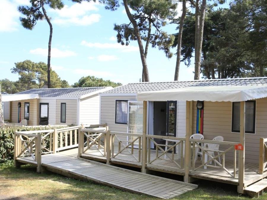 Camping Pas Cher vous présente avec son site Officiel campingpascher.fr, le Camping Maeva Club Les Préveils classé 4 étoiles, situé sur la commune de La Tranche Sur Mer dans le département Vendée (Pays De La Loire) en France. Le camping Maeva Club Les Préveils vous propose un hébergement de type mobil-home de 34 m² pour 5 personnes. L'établissement vous propose 32 autres types d'hébergements. Découvrez tous nos séjours à petits prix dans la commune et aux alentours de La Tranche Sur Mer du département : Vendée (Pays De La Loire). Les Avis clients pour le Camping Maeva Club Les Préveils sont excellents avec une note moyenne de 8 sur 10. Mer, Piscine chauffée, Piscine extérieure, Animations familiales, Club ados, Club enfants, Aire de jeux enfants, Planche à voile, Pétanque, Salle de fitness, Salle de jeux vidéo, Surf, Terrain multisports, kiteSurf, Bar, Dépôt de pain, Plats à emporter, Restaurant, Snack/Bar, Épicerie,... En savoir plus : cliquez-ICI.